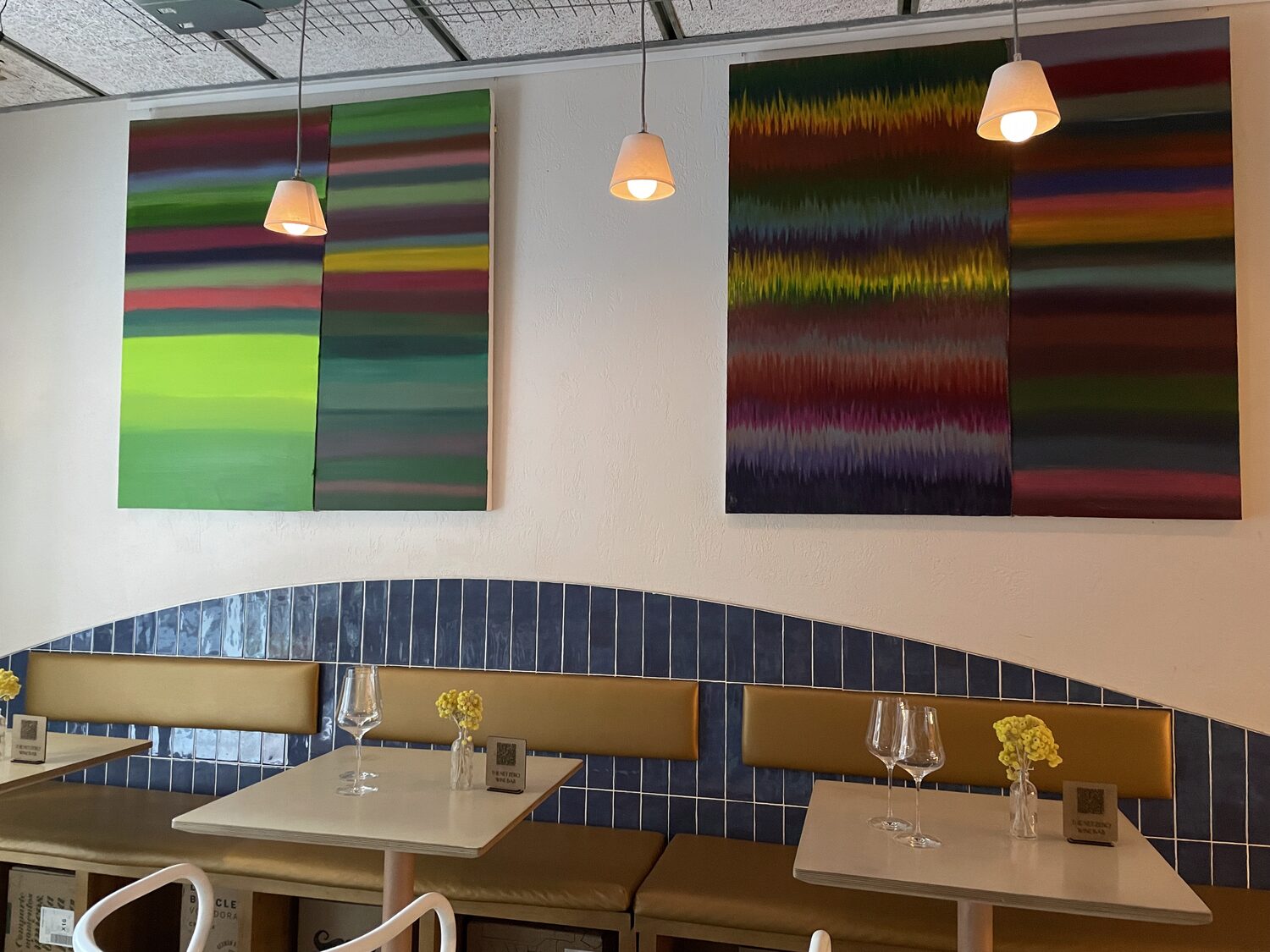 Taules baixes — The Net Zero Wine Bar, Gràcia, Barcelona