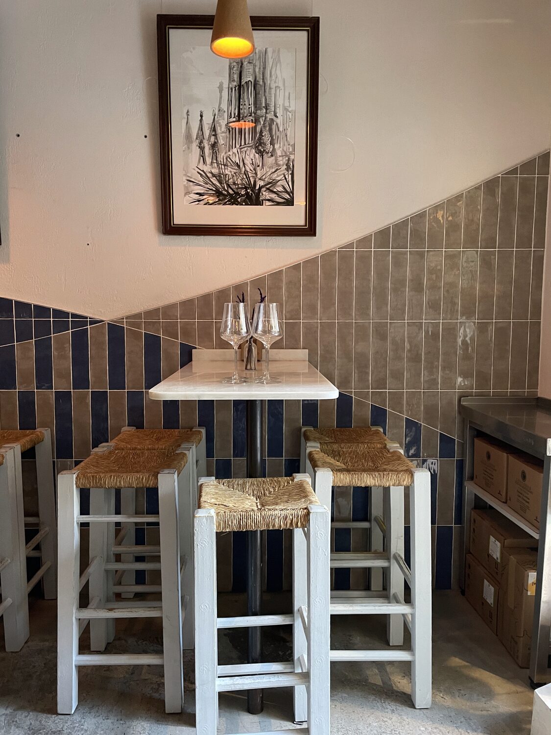 Taules altes — The Net Zero Wine Bar, Gràcia, Barcelona